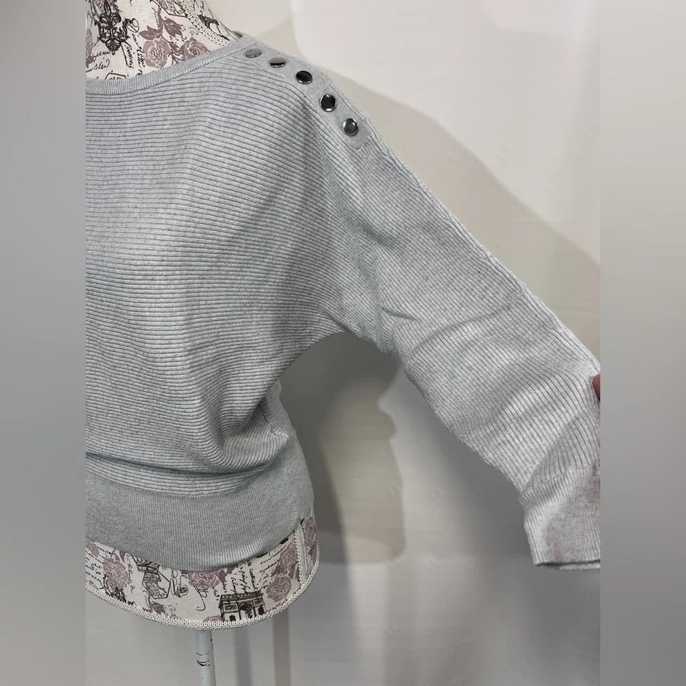 🛍️CARMEN MARC VALVO Light gray bat wing sweater‎ size S.